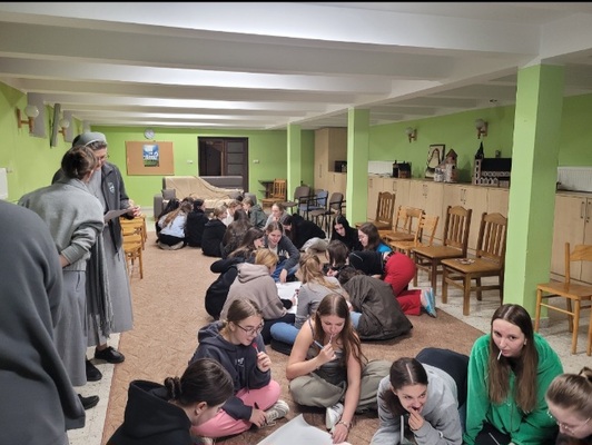 Uczennice Bursy Sióstr Urszulanek podczas wspólnych zajęć w Tarnowie