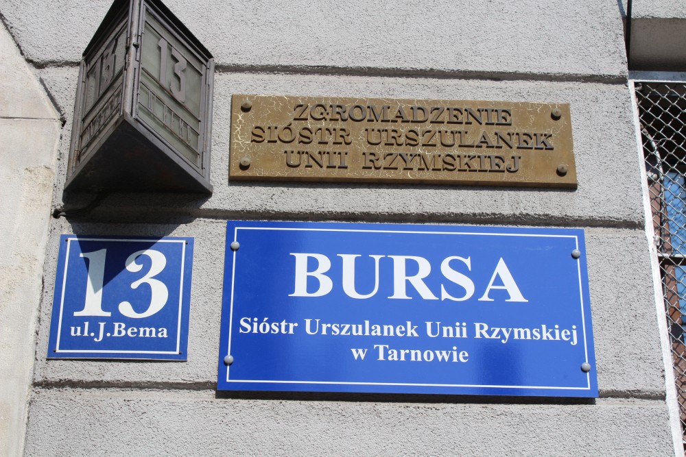 Tablice informacyjne na elewacji budynku: Zgromadzenie Sióstr Urszulanek Unii Rzymskiej oraz Bursa przy ulicy Bema 13 w Tarnowie.