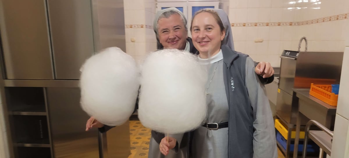 Siostry Urszulanki i wychowanki bursy w Tarnowie